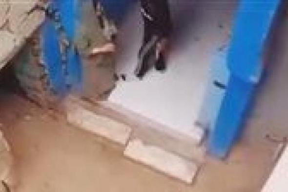 ضبط
      شاب
      لتعديه
      على
      والدته
      وحيازته
      سلاح
      أبيض
      بعد
      تداول
      فيديو
      على
      فيس
      بوك