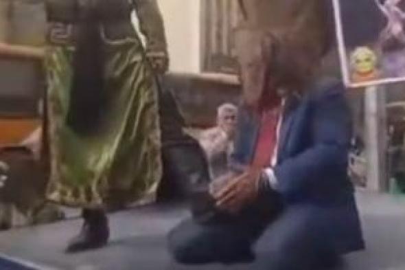 إيرانيون
ينفذون
مشهدا
وهميا
لإعدام
دونالد
ترامب
فى
الشوارع