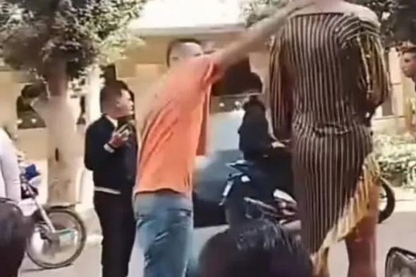 تحقيقات
      موسعة
      في
      واقعة
      إجبار
      شاب
      على
      "ارتداء
      بدلة
      رقص"
      في
      شوارع
      القليوبية