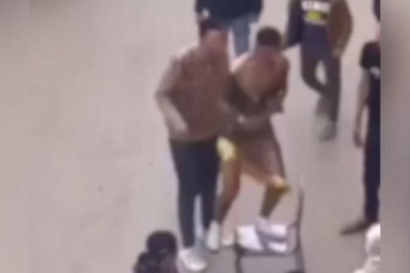 belbalady
      مصر..
      فيديو
      إجبار
      شاب
      على
      ارتداء
      ملابس
      نسائية
      بالشارع
      والأمن
      يرد