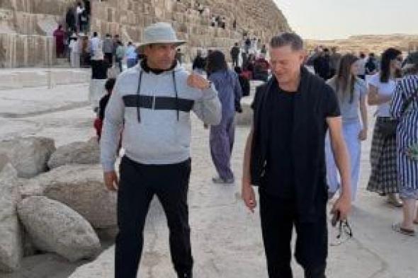 الفنان
العالمى
براين
آدمز
وأسرته
يزورون
منطقة
أهرامات
الجيزة