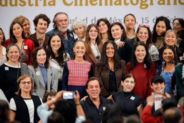 سلمى
      حايك
      تنتج
      فيلماً
      للدفاع
      عن
      المكسيك