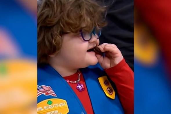 طفلة
      ظريفة
      بعمر
      6
      سنوات
      تحقق
      رقمًا
      قياسيًا
      ببيع
      أكثر
      من
      75
      ألف
      علبة
      من
      بسكويت
      فتيات
      الكشافة