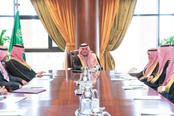 أمير
تبوك
يطّلع
على
حملة
رمضان
لـ
“جود
الإسكان”
بالمنطقة