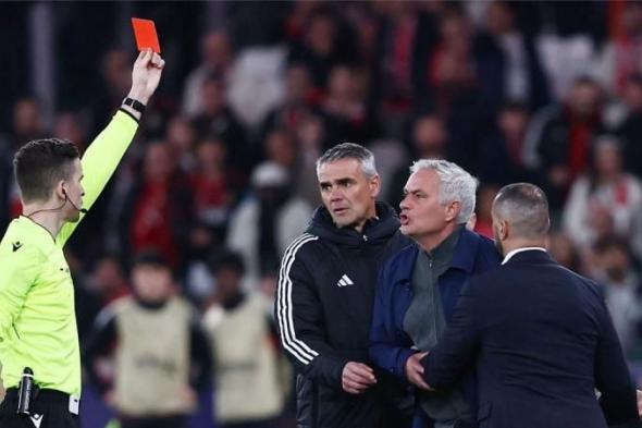 بالبلدي
      :
      سمير
      نصري
      يهاجم
      مورينيو
      بسبب
      رد
      فعله
      على
      واقعة
      فينيسيوس:
      عليه
      أن
      يتذكر
      ماضيه