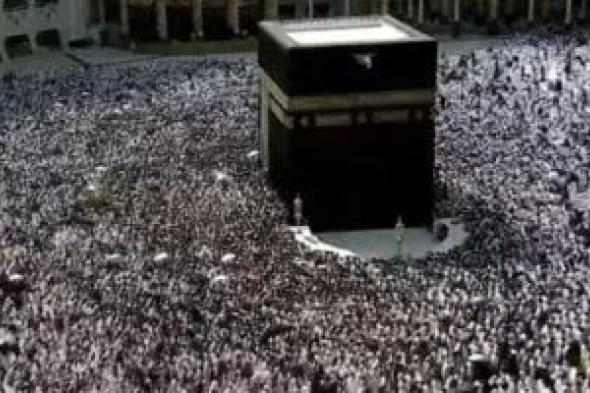 المصلون
يحتشدون
لأداء
صلاة
الجمعة
الأولى
من
رمضان
بالحرم..
فيديو