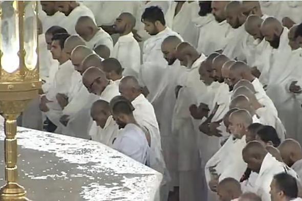 صفوف
    المصلين
    تتجاوز
    كيلومترا
    خارج
    ساحات
    الحرم
    المكي