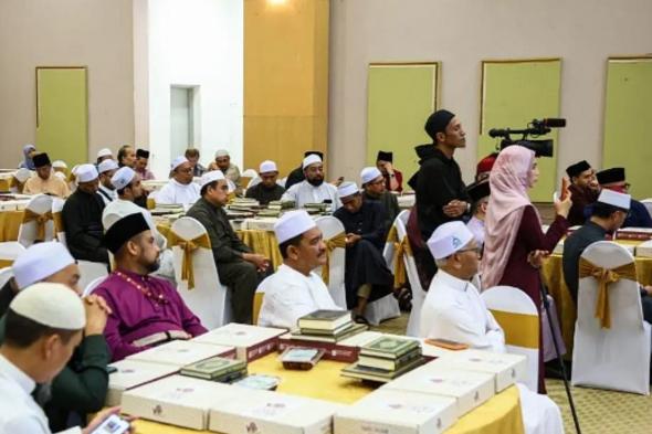 «الشؤون
    الإسلامية»
    تباشر
    تنفيذ
    برنامجي
    خادم
    الحرمين
    الشريفين
    لتفطير
    الصائمين
    وتوزيع
    التمور
    في
    ماليزيا