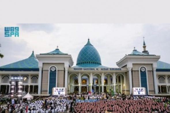 أكثر
    من
    21
    ألف
    صائم
    يجتمعون
    على
    موائد
    برنامج
    خادم
    الحرمين
    في
    الجامع
    الأكبر
    بإندونيسيا