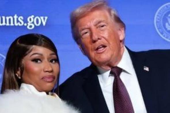 نيكى
ميناج
تستعرض
هديتها
الجديدة..
نسخة
إنجيل
موقعة
من
الرئيس
ترامب