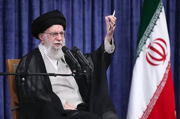 باحث:
    إيران
    وضعت
    "تراتبية
    قيادية"
    جديدة
    تحسباً
    لأي
    استهداف
    أمريكي
     