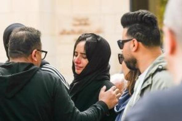 انهيار
زينة
في
جنازة
شقيقها
من
مسجد
حسن
الشربتلي