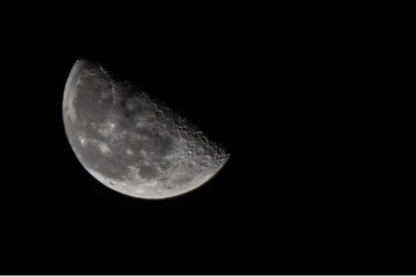 رصد
    التربيع
    الأول
    لهلال
    شهر
    رمضان
    في
    سماء
    عرعر