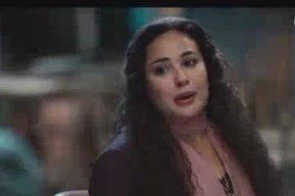 مسلسل
مناعة
الحلقة
7..
غرام
تطلب
من
المعلم
رشاد
يكبّرها
فى
السوق