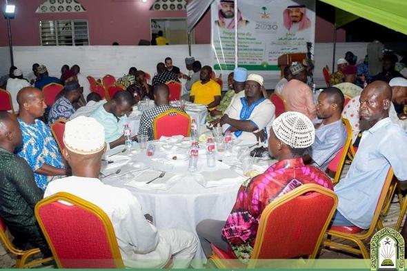 «الشؤون
    الإسلامية»
    تباشر
    تنفيذ
    برنامج
    خادم
    الحرمين
    الشريفين
    لتفطير
    الصائمين
    في
    جزر
    القمر