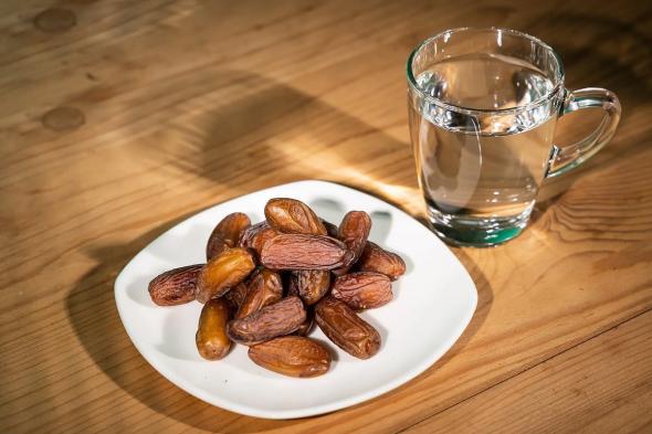 "الصحة"
    توضح
    فوائد
    الإفطار
    بالتمر
    والماء