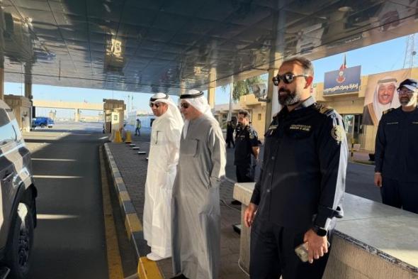 رئيس
      «الجمارك»:
      تسهيل
      الإجراءات
      الجمركية
      وتشديد
      الرقابة
      لحماية
      أمن
      الوطن
      ومكتسباته