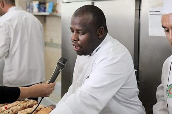 متى
    يحق
    للعميل
    أن
    يسأل
    ويعترض
    قبل
    الدفع
    في
    المطاعم؟..
    الشيف
    خليل
    عويص
    يجيب