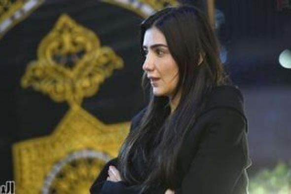 نزل
على
ركبته..
محمد
سامى
يواسى
والدة
زوجته
مى
عمر
فى
عزاء
والدها