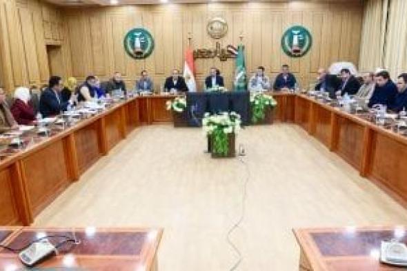 محافظ
المنوفية
يستعرض
معدلات
الأداء
بمشروعات
الخطة
الاستثمارية
وملفات
التصالح