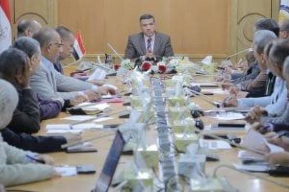 محافظ
قنا:
التركيز
على
مشروعات
تحسين
البيئة
ورفع
كفاءة
الطرق
وأعمال
الإنارة