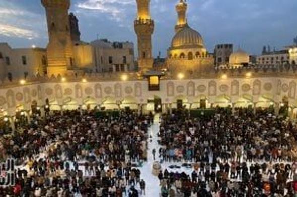 10
آلاف
وافد
والإفطار
واحد..
طلاب
العلم
يجتمعون
حول
مائدة
الجامع
الأزهر