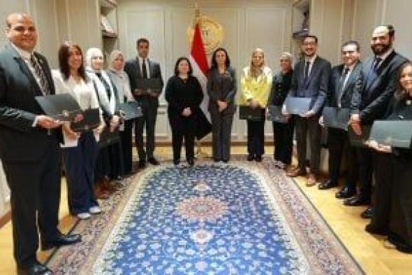 التضامن:
فوز
العارضين
المصريين
بمعرض
الحرف
اليدوية
بالهند
بالمركز
الأول
والثانى