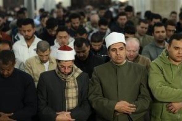 السكينة
فى
زحمة
المدينة..
مشاهد
الخشوع
والهدوء
أثناء
صلاة
التراويح
بالجامع
الأزهر