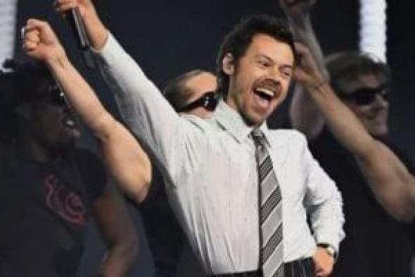 هارى
ستايلز
يشعل
التساؤلات
حول
ألبومه
الجديد