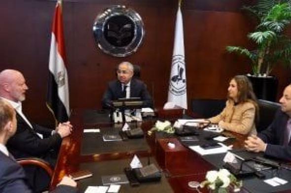 الهيئة
العامة
للاستثمار
وبنك
HSBC
يبحثان
خطط
الترويج
الخارجى
للاستثمار
فى
مصر