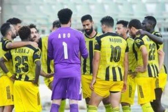 سامي
قمصان
يضع
خطة
مواجهة
الأهلي
في
الدوري
على
هامش
المران
الأخير