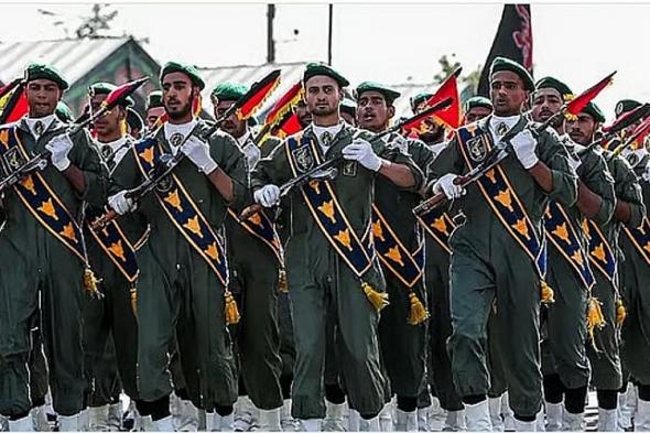 الحرس
الثوري:
استهدفنا
أكثر
من
10
سفن
وناقلات
منذ
بدء
الحرب