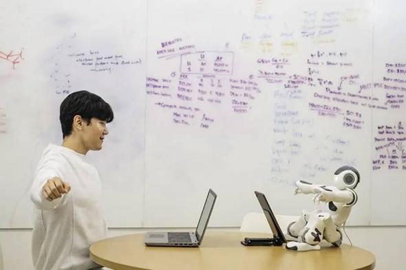 روبوتات
      تتفاعل
      مع
      البشر
      عاطفياً
      واجتماعياً