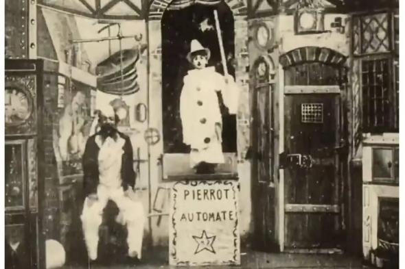 اكتشاف
      فيلم
      صامت
      يصوّر
      روبوتاً
      عام
      1897