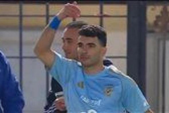 لاعب
      القلعة
      الحمراء
      السابق:
      زيزو
      وإمام
      عاشور
      "
      بوظوا
      أوضة
      لبس
      الأهلي"