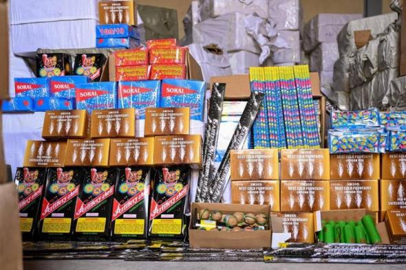 شرطة
      الشارقة
      تضبط
      60
      طناً
      من
      الألعاب
      النارية
      وتؤكد
      استمرار
      حملاتها
      لحماية
      المجتمع