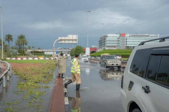 شرطة
      دبي
      تنقذ
      مركبات
      عالقة
      وتؤمّن
      الطرق
      بجاهزية
      متكاملة