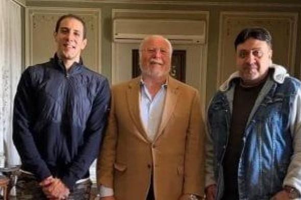 محمد
شبانة
وحفيد
شقيقة
عبد
الحليم
فى
استقبال
الملك
أحمد
فؤاد
الثانى