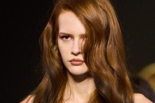 أفضل
روتين
للشعر
في
الربيع
بعد
أضرار
الشتاء
لاستعادة
النعومة
والحيوية
من
جديد