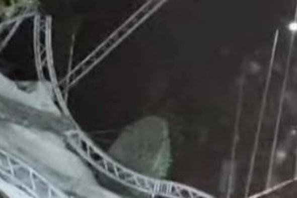 الانتهاء
من
رفع
سقف
قاعة
أفراح
سقط
على
الطريق
فى
إمبابة