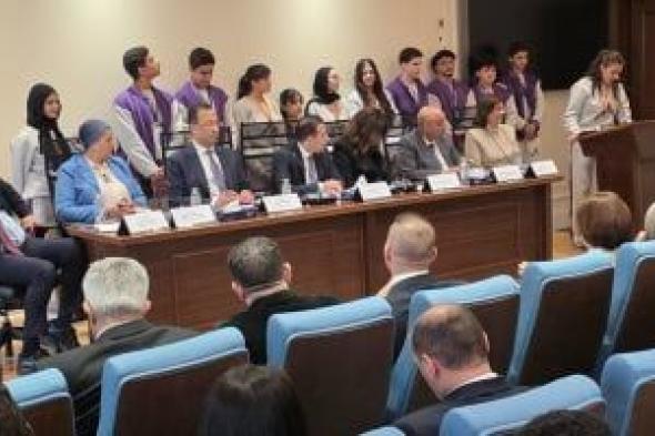 طفلة
12
عاما
تبهر
النواب
والوزراء:
برمجة
ومسابقات
دولية
بدون
سوشيال..
فيديو