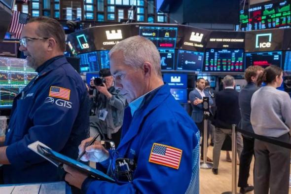 «وول
      ستريت»
      تتراجع
      مترقبة
      مصير
      «مهلة
      ترامب»