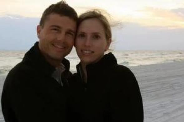 نصب
تذكاري
على
سطح
القمر
تخليداً
لذكرى
زوجة
قائد
أرتميس
2