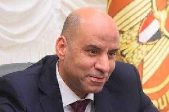 وزير
العمل
يعتمد
صرف
1.77
مليون
جنيه
لـ366
من
العمالة
غير
المنتظمة
فى
26
محافظة