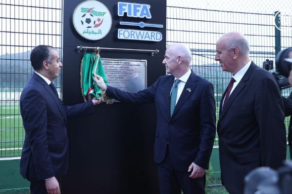 بالصور..
رئيس
"الفيفا"
جياني
انفانتينو
يدشن
عدة
منشآت
رياضية
بتلمسان