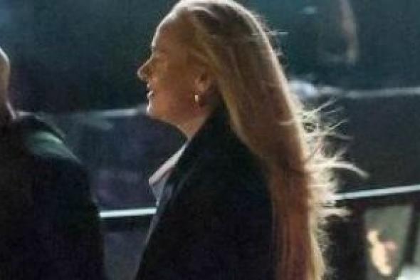 أديل
تفاجئ
الجمهور
بظهور
نادر
فى
كوتشيلا
خلال
حفل
جاستن
بيبر