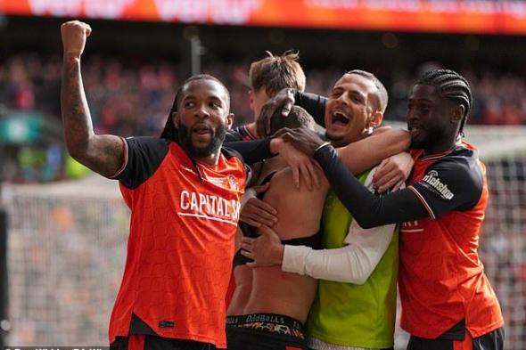 الحمادي
      ولاعب
      أرسنال
      يحتفلان
      بلقب
      لوتون
      تاون
      في
      «ويمبلي»