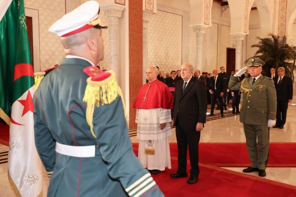 الرئيس
تبون
رفقة
بابا
الفاتيكان
يصلان
إلى
المركز
الثقافي
بجامع
الجزائر