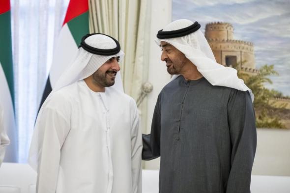 محمد
بن
زايد
والشيوخ
يحضرون
حفل
زفاف
زايد
بن
طحنون
بن
محمد