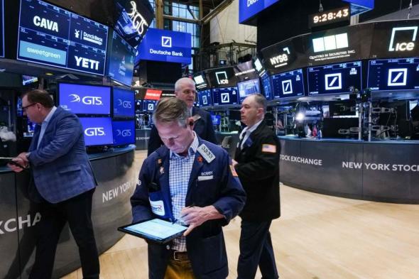 «وول
      ستريت»
      تنتعش
      بآمال
      انتهاء
      الحرب
      ونتائج
      مالية